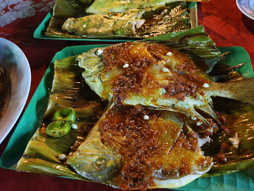 Chee Suka Makan Ikan Bakar