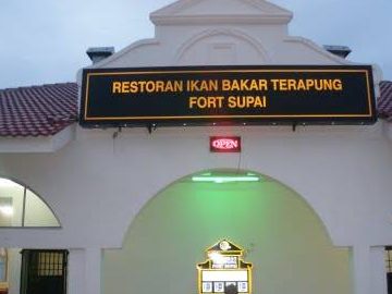 restoran ikan bakar terapung fort supai
